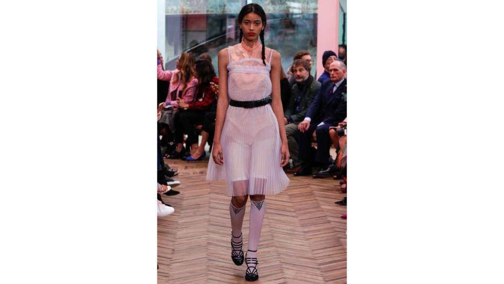 Утренний кофе: Клаудиа Шиффер обнажится в юбилей, круизная коллекция Prada