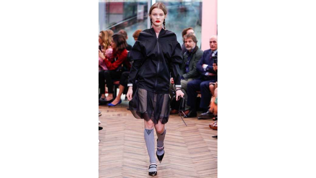 Утренний кофе: Клаудиа Шиффер обнажится в юбилей, круизная коллекция Prada