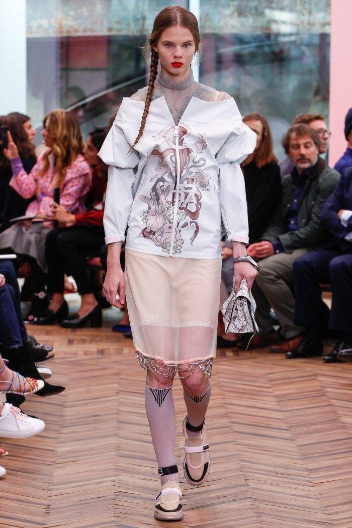 Утренний кофе: Клаудиа Шиффер обнажится в юбилей, круизная коллекция Prada