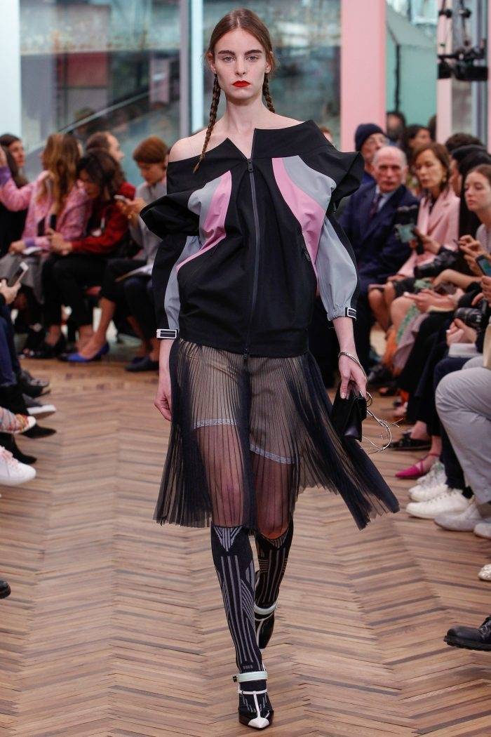 Утренний кофе: Клаудиа Шиффер обнажится в юбилей, круизная коллекция Prada