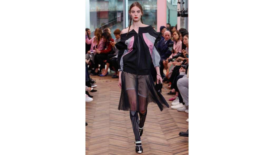 Утренний кофе: Клаудиа Шиффер обнажится в юбилей, круизная коллекция Prada