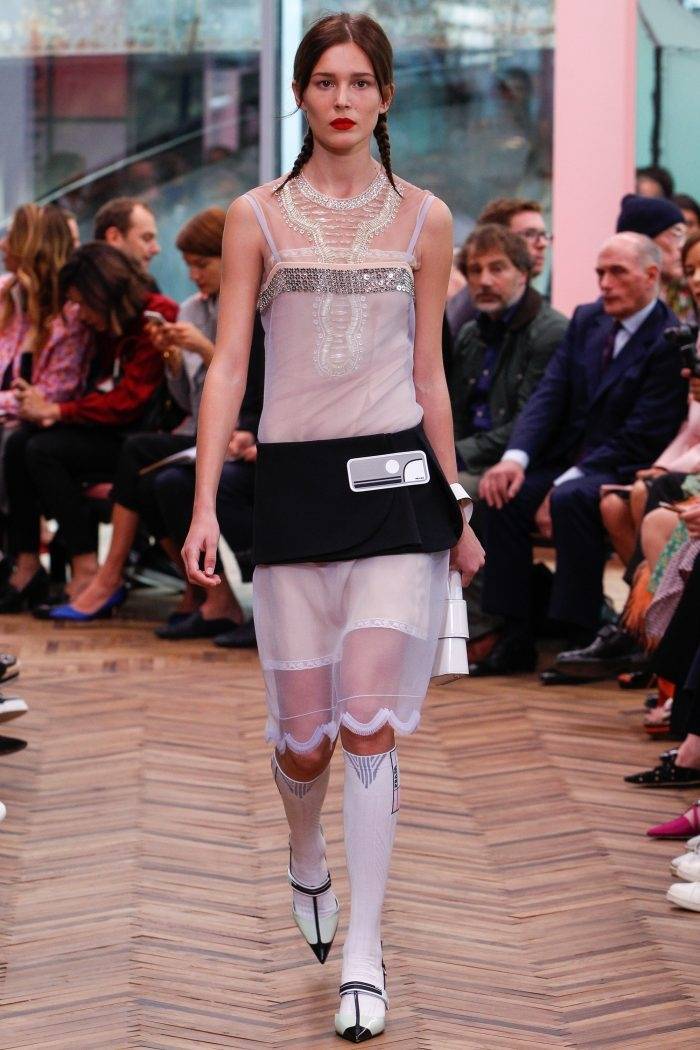 Утренний кофе: Клаудиа Шиффер обнажится в юбилей, круизная коллекция Prada