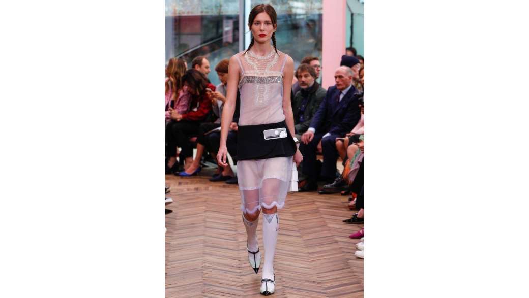 Утренний кофе: Клаудиа Шиффер обнажится в юбилей, круизная коллекция Prada