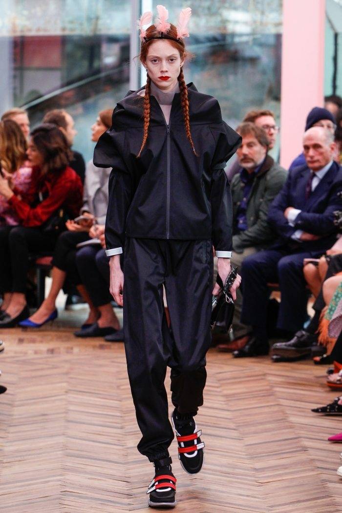 Утренний кофе: Клаудиа Шиффер обнажится в юбилей, круизная коллекция Prada