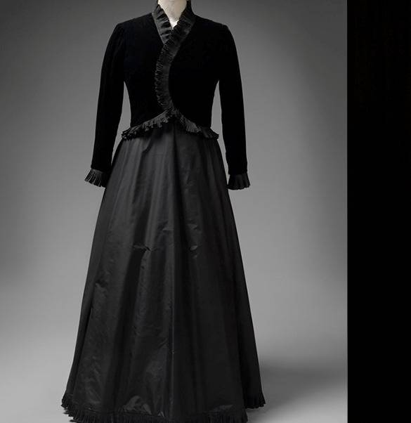 Самые запоминающиеся наряды, которые Елизавета II носила в молодости