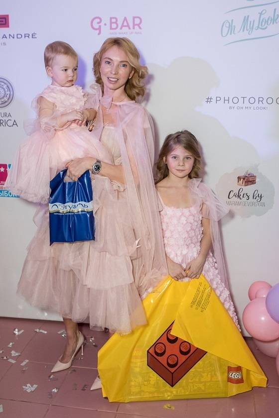 Татьяна Тотьмянина, Илана Юрьева, Анжелика Агурбаш с детьми на показе коллекции платьев для мам и дочек