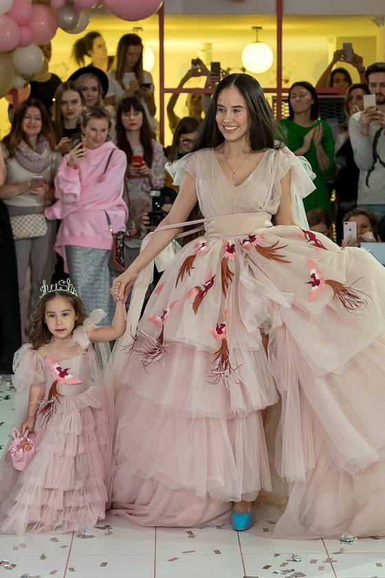Татьяна Тотьмянина, Илана Юрьева, Анжелика Агурбаш с детьми на показе коллекции платьев для мам и дочек