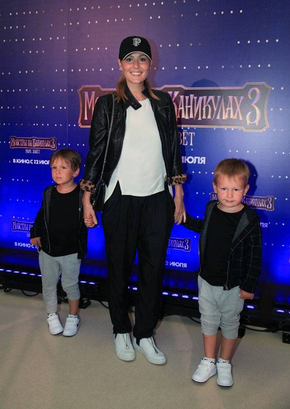 Полина Гагарина с семьей, Мария Кожевникова с детьми и другие гости на премьере мультфильма Монстры на каникулах 3. Море зовет