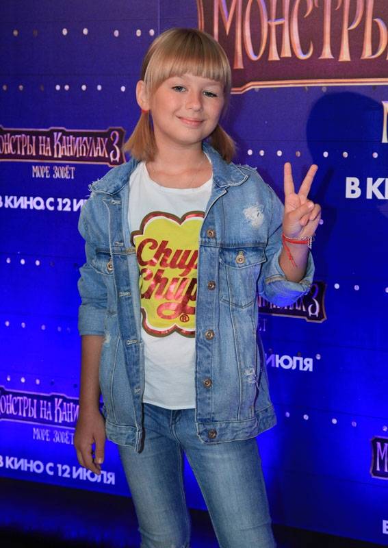 Полина Гагарина с семьей, Мария Кожевникова с детьми и другие гости на премьере мультфильма Монстры на каникулах 3. Море зовет