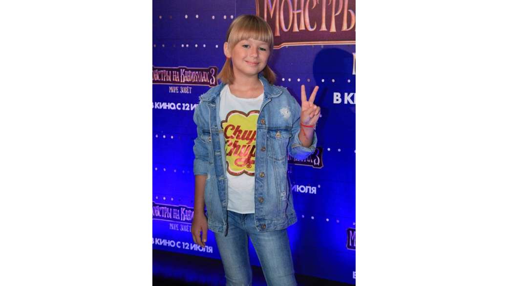 Полина Гагарина с семьей, Мария Кожевникова с детьми и другие гости на премьере мультфильма Монстры на каникулах 3. Море зовет